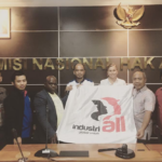 La IndustriALL y miembros de su afiliado se reúnen con Natalius Pigai (tercero desde la izquierda), Comisario de la Comisión Nacional de Derechos Humanos de Indonesia, el 8 de septiembre de 2017.