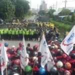 Trabajadores de PT Smelting en Gresik (Indonesia) frente a centenares de policías durante la huelga el 9 de marzo de 2017. Foto: FSPMI