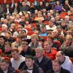 Des membres du Syndicat des mineurs Korgau débattent d’une augmentation salariale et d’une nouvelle convention collective