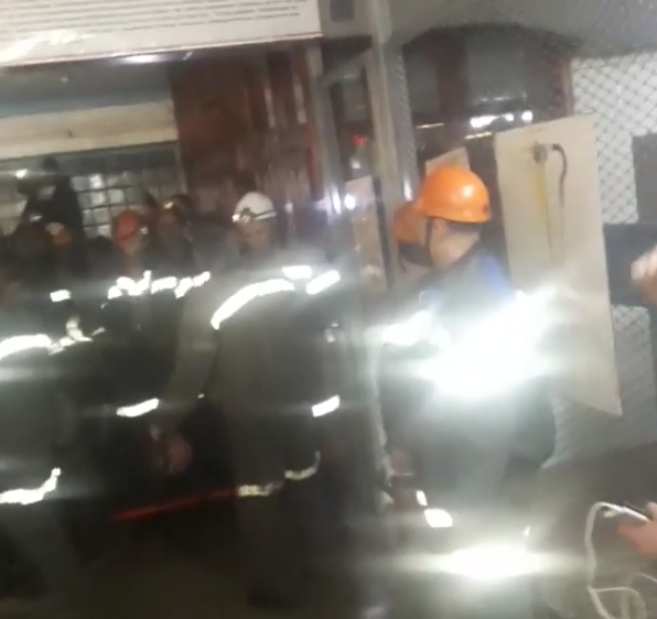 Шахтеры поднимаются на поверхность (скриншот с видео на Facebook)