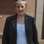 Larisa Kharkova, ancienne présidente de la Confédération des syndicats indépendants (KNPRK). Le 25 juillet, Kharkova a été condamnée, sur de fausses accusations, à quatre ans de restriction de sa liberté de circulation, 100 heures de travail obligatoire et à une interdiction de cinq ans d’exercer des fonctions dans toute organisation publique ou non gouvernementale.