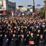 Manifestación del Sindicato de Trabajadores Metalúrgicos de Corea frente a la puerta principal del astillero de Hyundai Heavy Industries en Ulsan, prometiendo apoyar la lucha contra la reestructuración ilegítima. Foto: Dong-Jun Shin