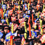 En la concentración del 15 de febrero frente a la puerta principal del astillero en Ulsan, miembros del KMWU en el astillero de HHI instan a Hyundai Heavy Industries a detener la reestructuración. Foto: Dong-Jun Shin