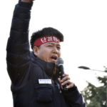 Momentos en que el Presidente del KMWU, Kim Sang Gu, se dirigía a los manifestantes el 15 de febrero, prometiendo apoyar la lucha de los trabajadores/as contra la reestructuración ilegítima. Foto: Dong-Jun Shin 