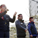 Park Yu Gi, Presidente de la seccional Hyundai del KMWU, Kang Su Yeol, Presidente de la seccional Ulsan del KMWU, y Kwon Ogil, Presidente del Consejo Regional de Ulsan del KCTU, se dirigen a los manifestantes. Foto: Dong-Jun Shin 