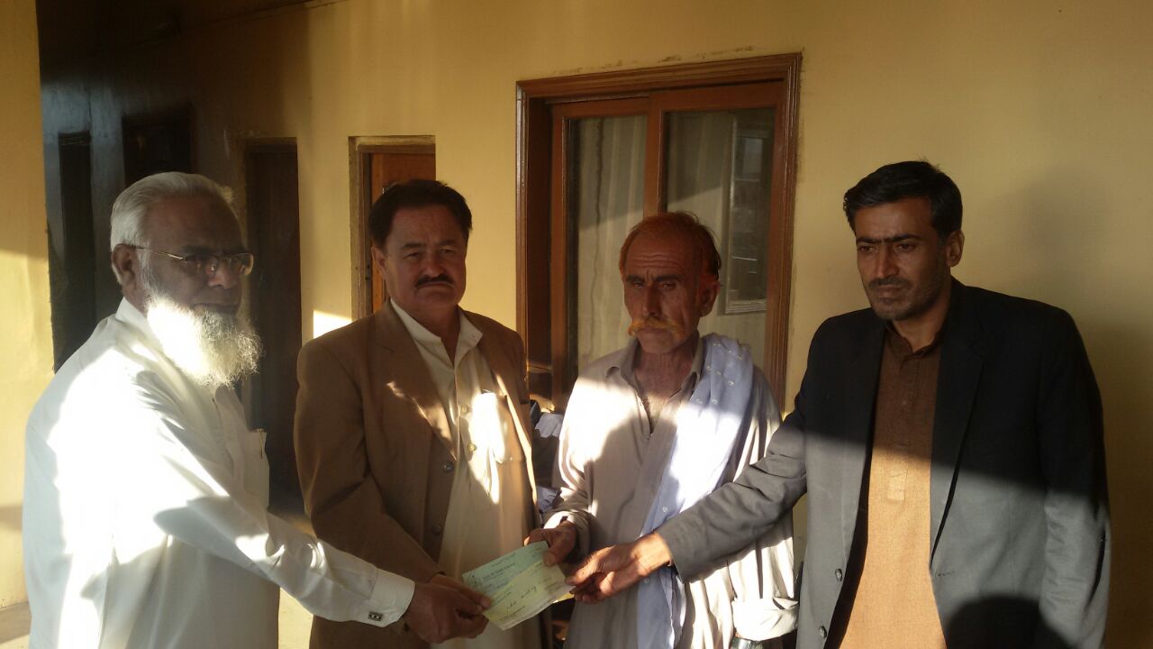 Bashir Mehmoodani, President, Shipbreaking Mazdoor Union handing over compensation cheques to the deceased workers’ families