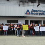 Trabajadores/as frente a las instalaciones de Amertron el 25 de septiembre, protestando las arbitrariedades de la empresa