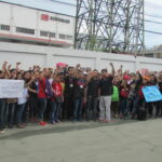 Trabajadores/as frente a las instalaciones de Amertron el 25 de septiembre, protestando las arbitrariedades de la empresa