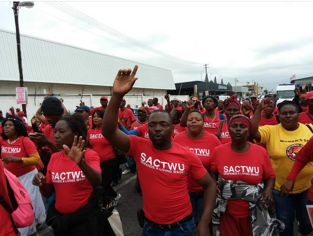 Protesta de delegados del SACTWU, para defender la fabricación a nivel local. Foto: SACTWU