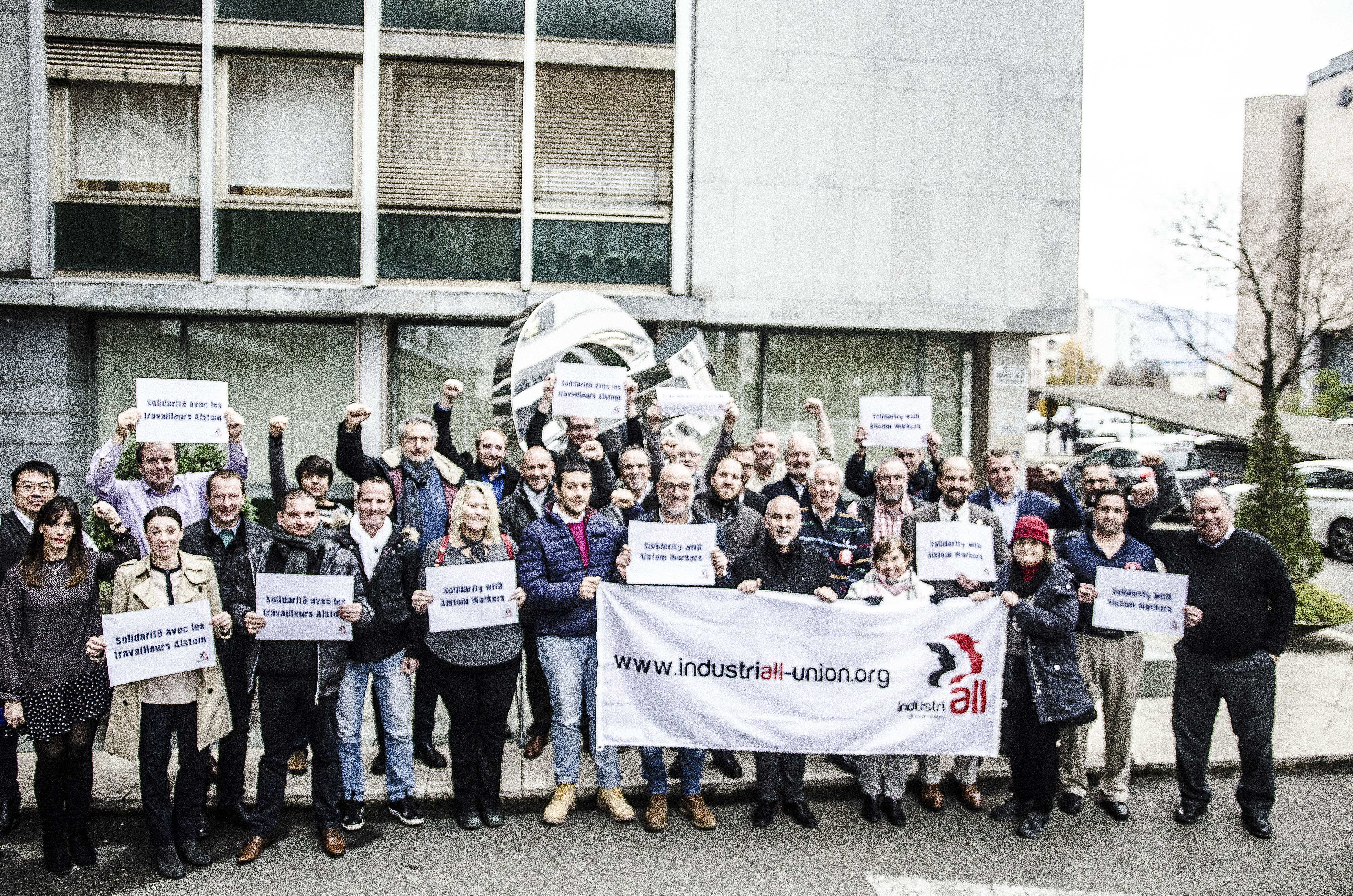 Participants à la réunion de General Electric manifestant leur solidarité avec les travailleurs d’Alstom