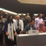 Victime de l’amiante, Siti Kristina (en bas, à droite), est soutenue par les militants alors qu’elle s’adresse à l’Assemblée plénière de la Convention de Rotterdam. 3 mai 2017