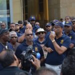Los trabajadores durante la protesta por condiciones de salud y seguridad laboral - Créditos: John Julien