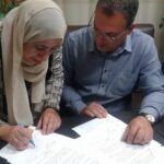 Ministre des Affaires sociales (à gauche) signant la convention avec le leader syndical Tahar Berberi.