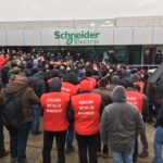 Birleşik Metal İş metalworkers strike outside Schneider Electric in Turkey on 20 January, before an agreement was made.
