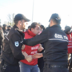 Полиция задерживает участников марша 26 декабря (фото Birlesik Metal)
