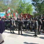 Члены NUAWE пытаются защитить свой профсоюзный офис. Фото: NUAWE