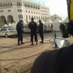 Полицейский наряд дежурит около центрального почтового отделения в Алжире накануне демонстрации 20 января.