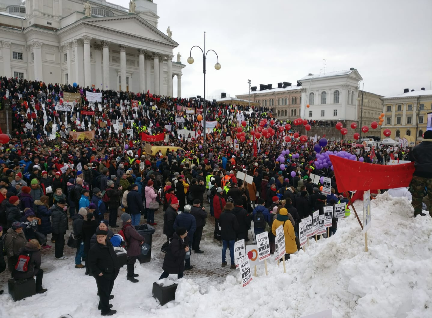 10000 человек вышли на улицы Хельсинки, протестуя против сокращения пособий по безработице (фото: PRO).
