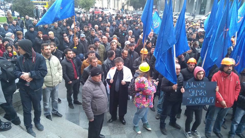 Action de protestation contre la nouvelle législation “sur la sécurité au travail” devant le Parlement à Tbilissi, le 23 février