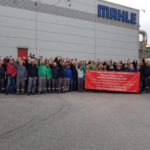 “Да здравствует классовая солидарность!” Работники Mahle Engineering, члены турецкого профсоюза Birleşik Metal-İş, поддерживают IG Metall из Измира.