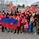 Члены входящего в IndustriALL венгерского профсоюза VASAS выражают солидарность с членами IG Metall, объявившими забастовку на заводе Mercedes-Benz в Раштатте. Фото: IG Metall