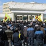 Рабочие HEPCO ожидают возле здания суда. Фото: Iran News Wire