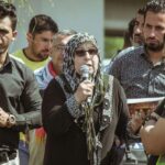 Hashmeya Alsaadawe addressing the demo in front of the ministry of finance 