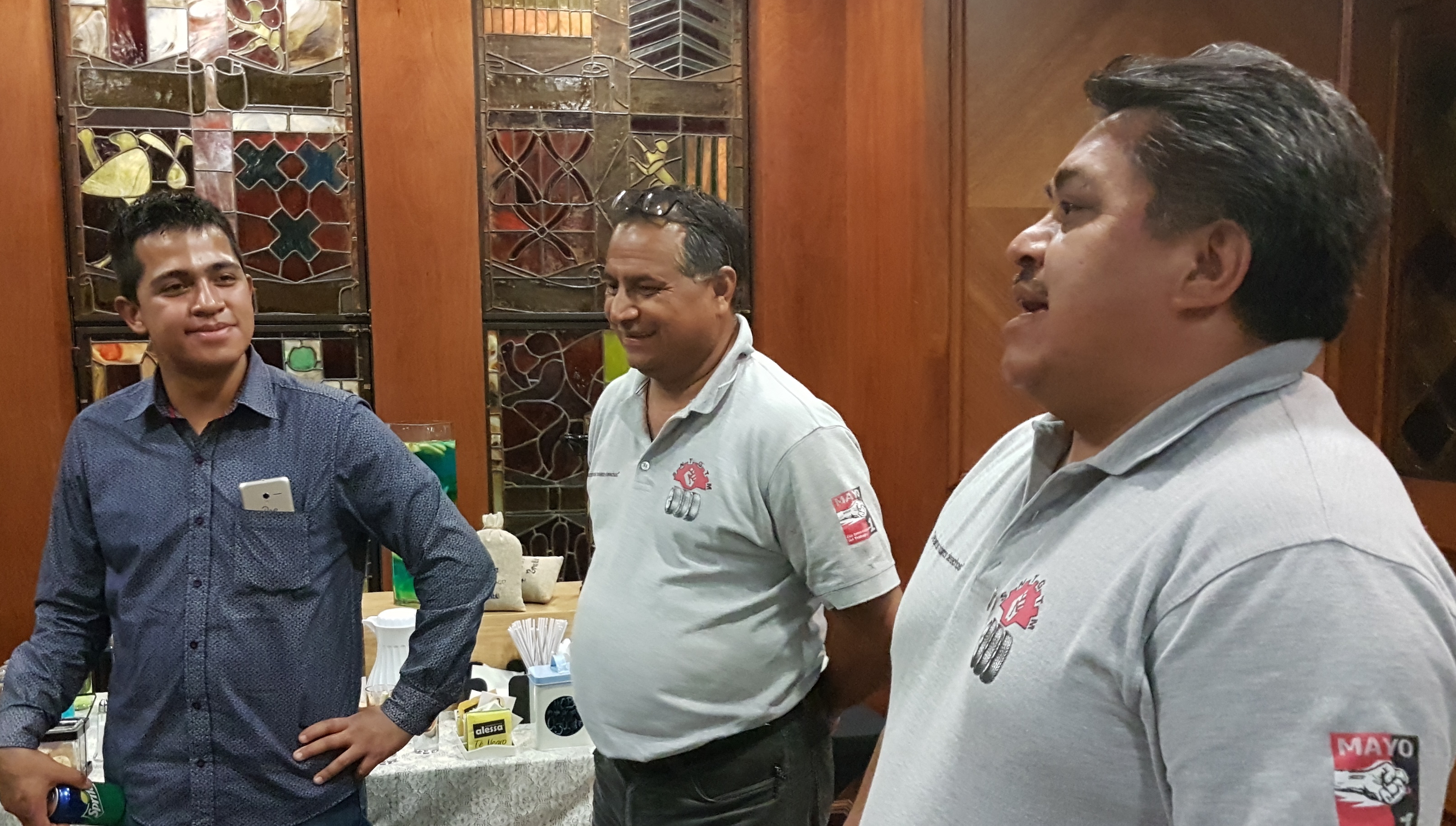 Deux dirigeants syndicaux de Continental et un travailleur de Goodyear échangeant sur la question de l’organisation des travailleurs