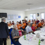 Hablando con los trabajadores/as de Bekaert en la cantina