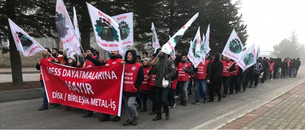Члены Birleşik Metal-İş протестуют против запрета на забастовку в январе 2018 г.
