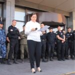Natalia Marinyuk hablando a los trabajadores sobre las negociaciones