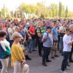 Trabajadores reunidos ante el edificio de la dirección de la planta para apoyar al sindicato