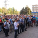 Trabajadores reunidos ante el edificio de la dirección de la planta para apoyar al sindicato