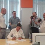 Natalia Marinyuk firmando un acuerdo para crear una comisión de conciliación