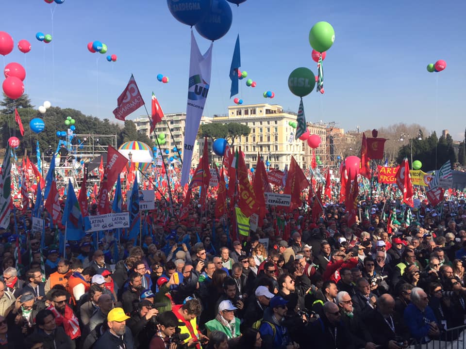 Сотни тысяч людей участвуют в митинге, организованном профсоюзными федерациями в Риме, Италия, 9 февраля 2019 года.