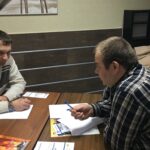 Председатель МПРА Дмитрий Трудовой и председатель ППО АСМ ООО «Фольксваген Груп Рус» Александр Абросимов обсуждают совместный план действий