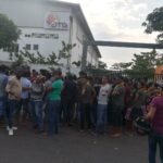 Devant l'usine ATG de la zone franche d'exportation de Katunayake 