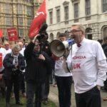 Генеральный секретарь Unite Лен Маккласки обращается к рабочим