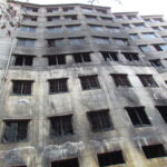Швейная фабрика по производству модной одежды Tazreen после разрушительного пожара, унесшего жизни 120 рабочих