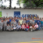 Члены Всемирного производственного совета компании Gerdau встречаются у заводской проходной с рабочими Сорокабы 