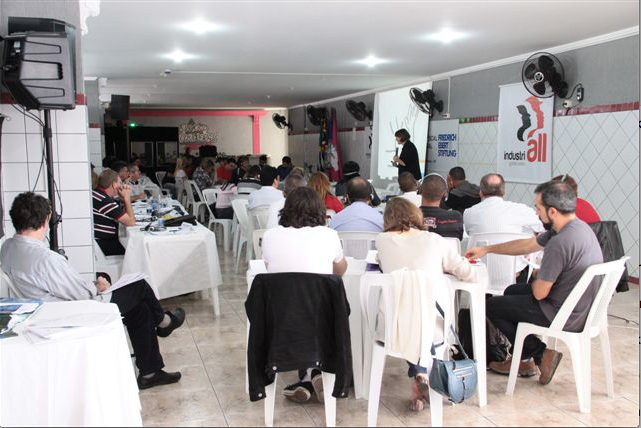 Discussions on building union power. 