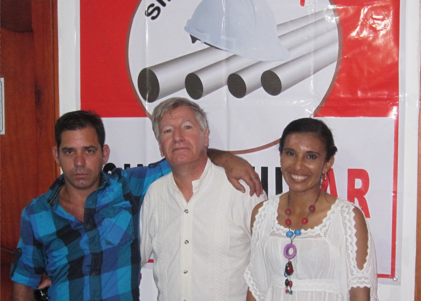 Rubén Montoya and his wife, with Jorge Garcia Orgales from Tenaris Workers’ World Council in the middle.