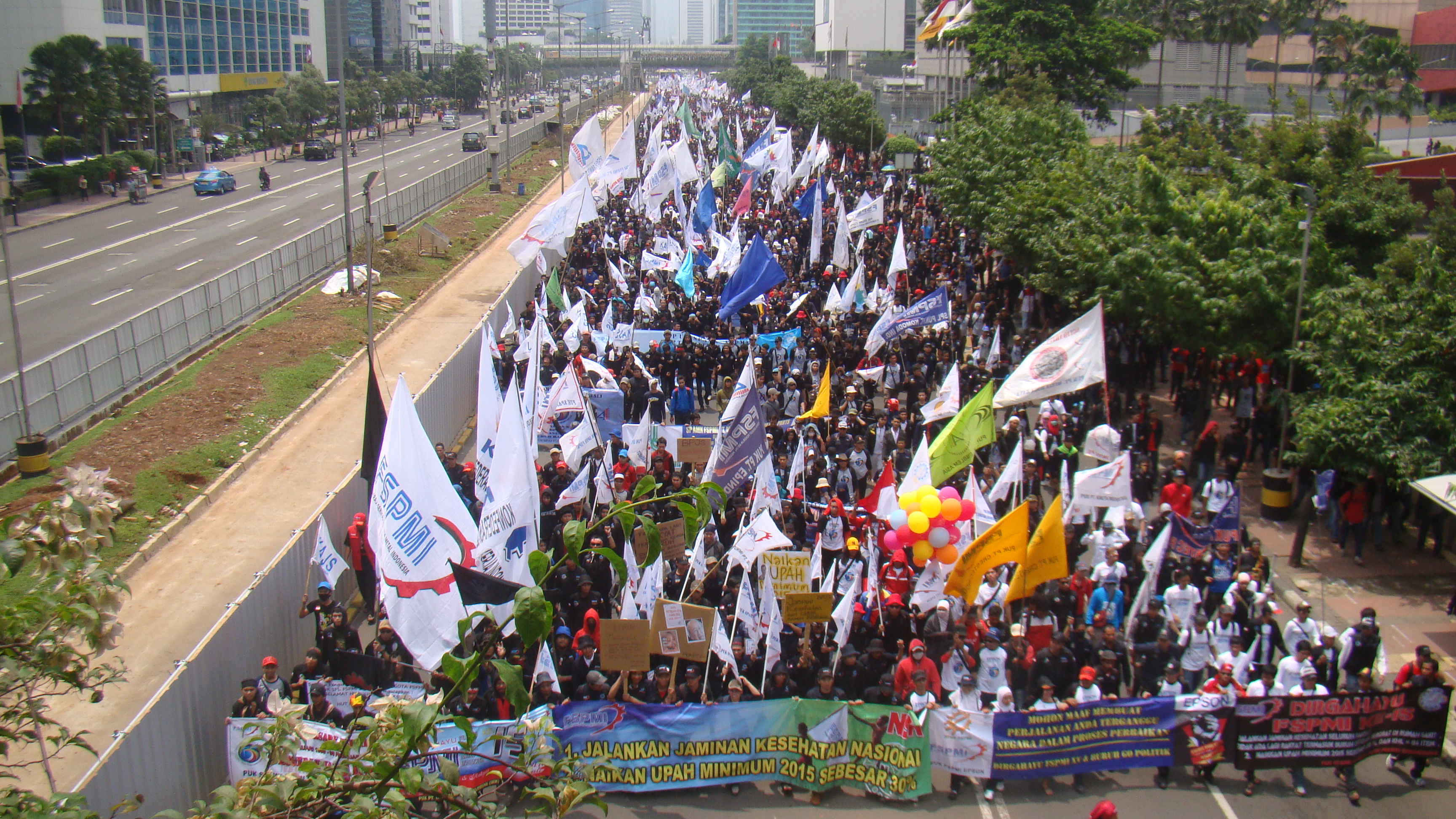 30000 рабочих участвуют в митинге в Джакарте.