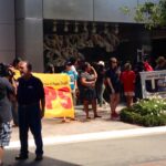 Manifestation devant un magasin Apple à Los Angeles