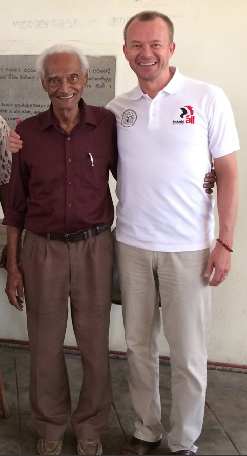 Bala Tampoe con Jyrki Raina durante su visita a Sri Lanka en febrero de 2014.