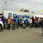 Уволенные рабочие собрались напротив завода  Electrolux в Таиланде 