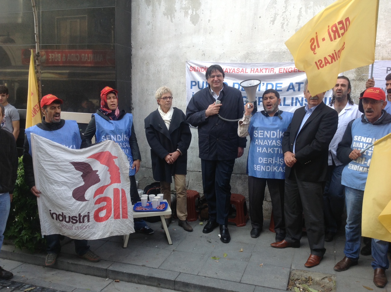 Заместитель Генерального секретаря IndustriALL Озкан обращается к участникам пикета - ноябрь
