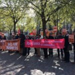Участники протеста собрались у места проведения ежегодного собрания акционеров Rio Tinto в Лондоне, апрель 2014 г.
