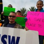 В связи с началом забастовки рабочие-нефтяники USW вместе со своими семьями в воскресенье вышли на улицы. Источник: USW