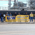 Активисты первичной организации USW № 477 проводят акцию протеста около Suncor в Коммерсе. Источник: USW